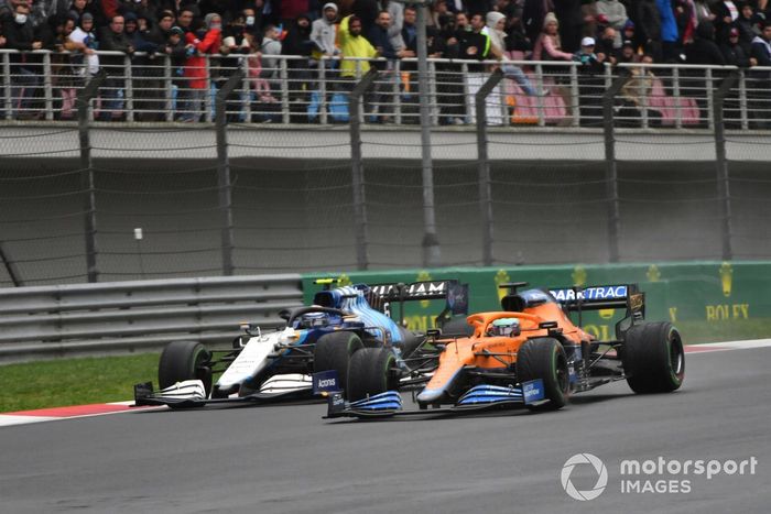 Daniel Ricciardo, McLaren MCL35M, Nicholas Latifi, Williams FW43B