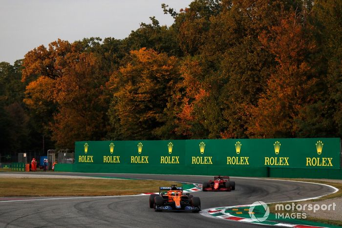 Daniel Ricciardo, McLaren MCL35M, Charles Leclerc, Ferrari SF21
