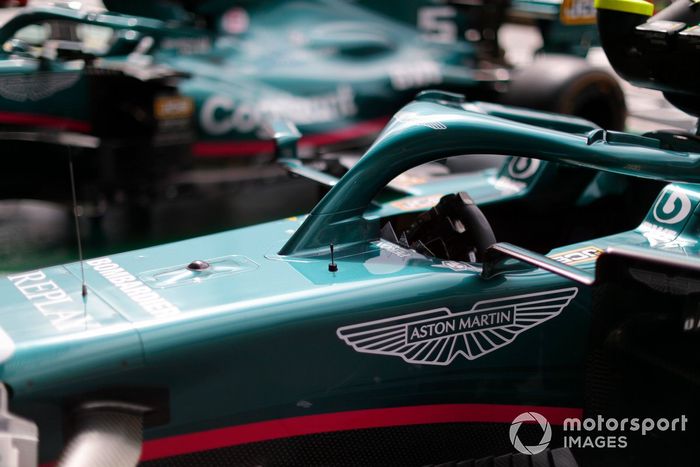 La cabina y el Halo del Aston Martin AMR21