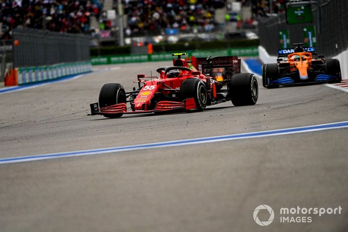 Carlos Sainz Jr., Ferrari SF21, Daniel Ricciardo, McLaren MCL35M