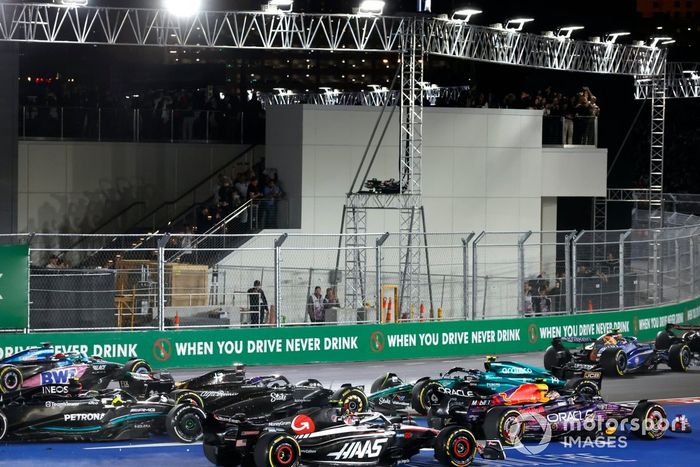 Fernando Alonso, Aston Martin AMR23, hace un trompo y colisiona con Valtteri Bottas, Alfa Romeo C43, mientras Sergio Pérez, Red Bull Racing RB19, Nico Hulkenberg, Haas VF-23, Lewis Hamilton, Mercedes F1 W14, intentan evitar el incidente.