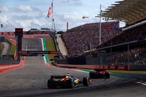 Charles Leclerc, Ferrari SF-23, Lando Norris, McLaren MCL60, a la parrilla