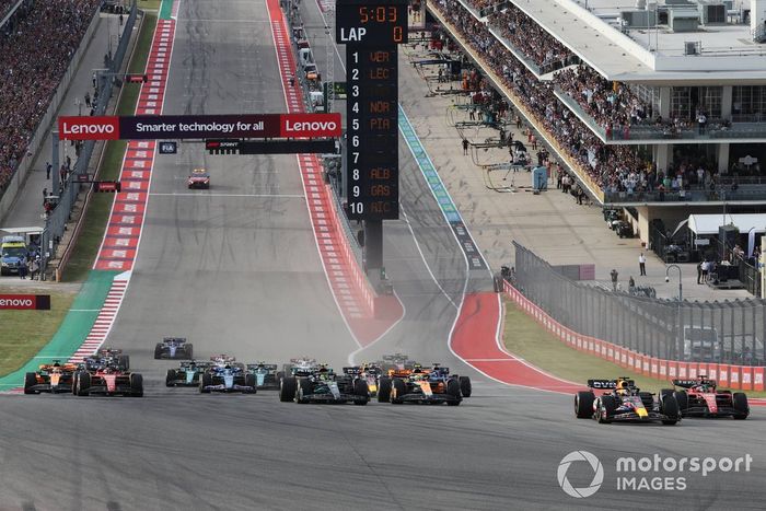 Max Verstappen, Red Bull Racing RB19, Charles Leclerc, Ferrari SF-23, Lando Norris, McLaren MCL60, Lewis Hamilton, Mercedes F1 W14, Carlos Sainz, Ferrari SF-23, Oscar Piastri, McLaren MCL60, y el resto de la parrilla