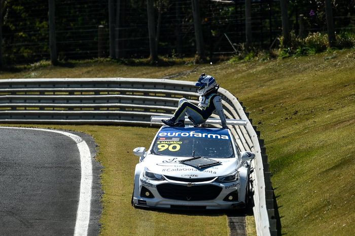 Ricardo Maurício sai do carro após confusão