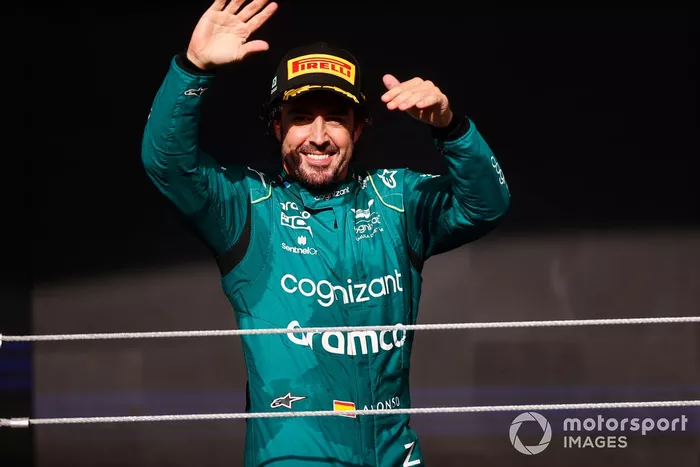 Fernando Alonso, Aston Martin F1 Team, 3ª posición, celebra en el podio