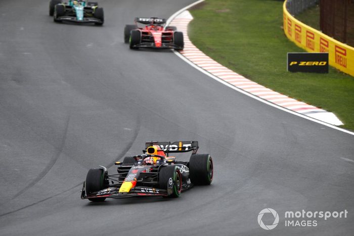 Max Verstappen, Red Bull Racing RB19, lidera Charles Leclerc, Ferrari SF-23, y Fernando Alonso, Aston Martin AMR23.