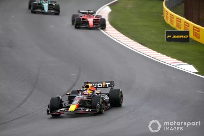 Max Verstappen, Red Bull Racing RB19, lidera Charles Leclerc, Ferrari SF-23, y Fernando Alonso, Aston Martin AMR23.