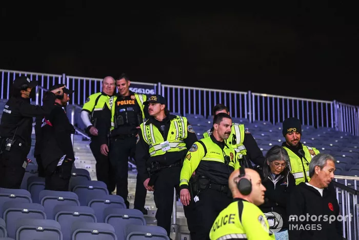 La policía expulsa a los aficionados de una grada