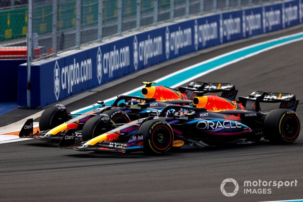 Max Verstappen, Red Bull Racing RB19, adelanta a Sergio Pérez, Red Bull Racing RB19, por el liderato.
