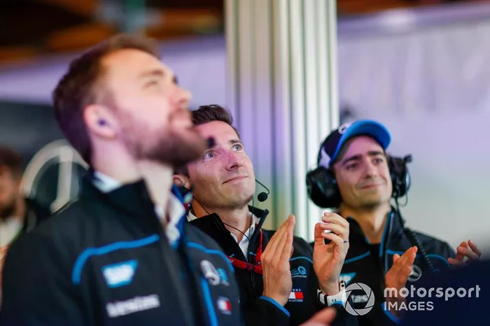 Ian James, Team Principal, Mercedes-Benz EQ, claps for Nyck De Vries, Mercedes Benz EQ 