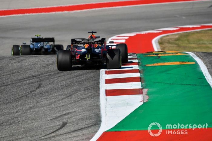 Valtteri Bottas, Mercedes AMG W10, lidera Max Verstappen, Red Bull Racing RB15