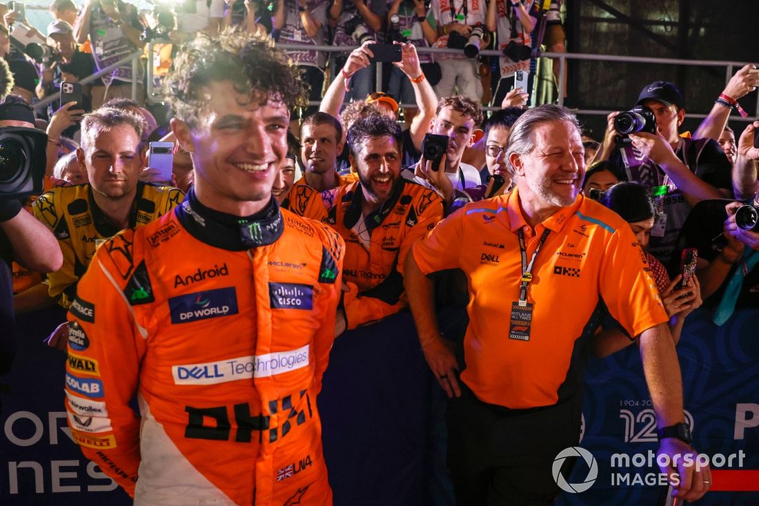 Lando Norris, McLaren F1 Team, 1ª posición, Zak Brown, CEO, McLaren Racing, y el equipo McLaren celebran en Parc Ferme