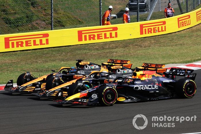 Max Verstappen, Red Bull Racing RB20, Lando Norris, McLaren MCL38, Oscar Piastri, McLaren MCL38, salen tres en la primera curva.