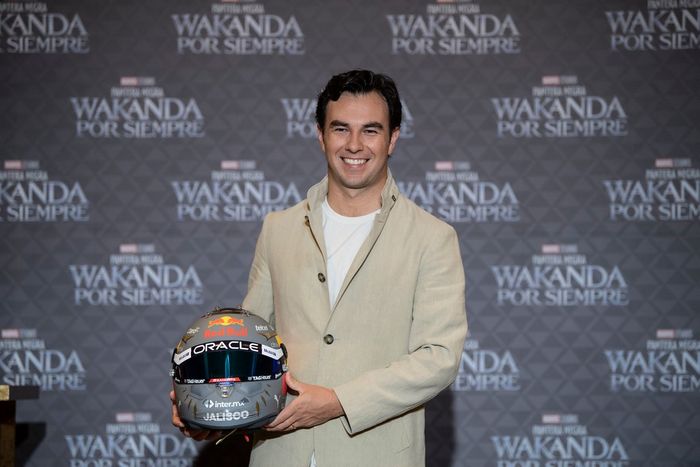 Sergio Pérez, Red Bull Racing con su casco con el diseño de Wakanda Por Siempre de Marvel