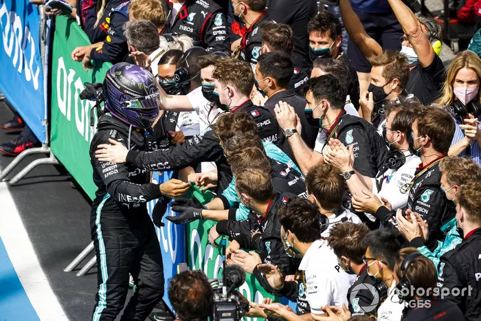 Ganador Lewis Hamilton, Mercedes, celebra en Parc Ferme
