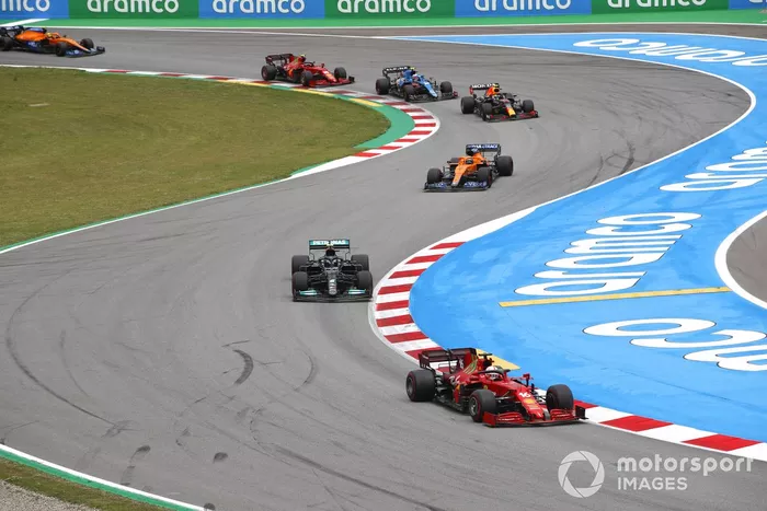 Charles Leclerc, Ferrari SF21, Valtteri Bottas, Mercedes W12, Daniel Ricciardo, McLaren MCL35M, Sergio Perez, Red Bull Racing RB16B, y Esteban Ocon, Alpine A521