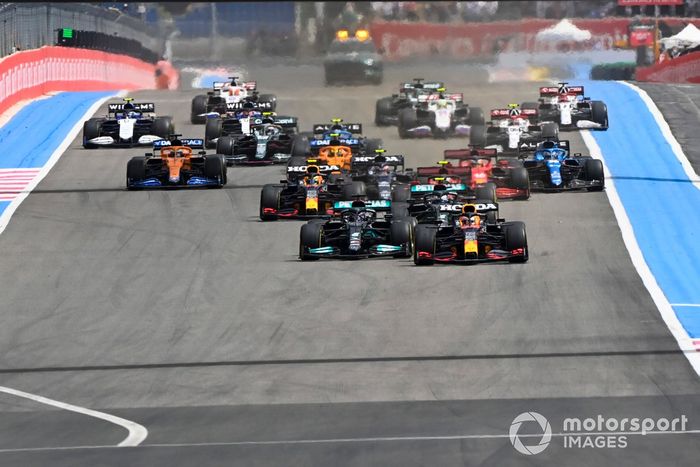 Max Verstappen, Red Bull Racing RB16B, Lewis Hamilton, Mercedes W12, Valtteri Bottas, Mercedes W12, Sergio Pérez, Red Bull Racing RB16B,Carlos Sainz Jr., Ferrari SF21 , al inicio