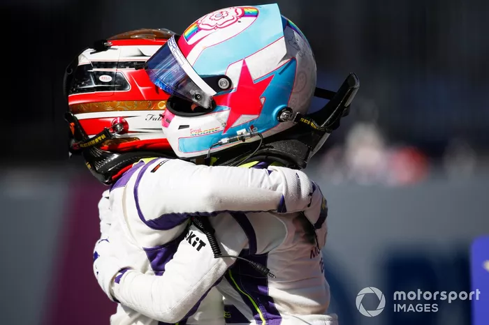 Tercer lugar Fabienne Wohlwend, y la segundo lugar Sarah Moore celebran en Parc Ferme
