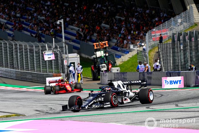Yuki Tsunoda, AlphaTauri AT02, Carlos Sainz Jr., Ferrari SF21