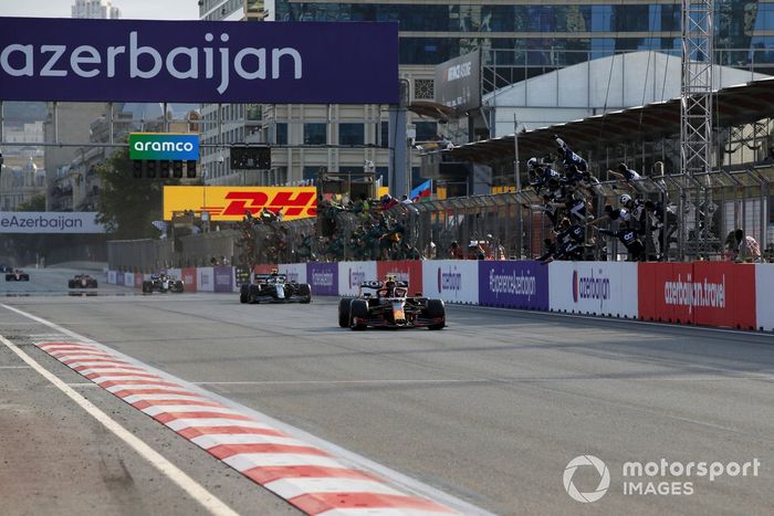 Sergio Pérez, Red Bull Racing RB16B, 1ª posición, y Sebastian Vettel, Aston Martin, 2ª posición, cruzan la meta