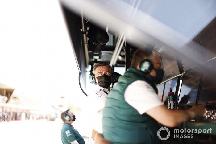 Otmar Szafnauer, EquipoEl equipo Aston Martin en el muro de pits