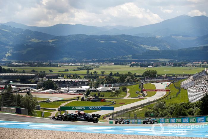 Lewis Hamilton, Mercedes W12, Valtteri Bottas, Mercedes W12, y Pierre Gasly, AlphaTauri AT02