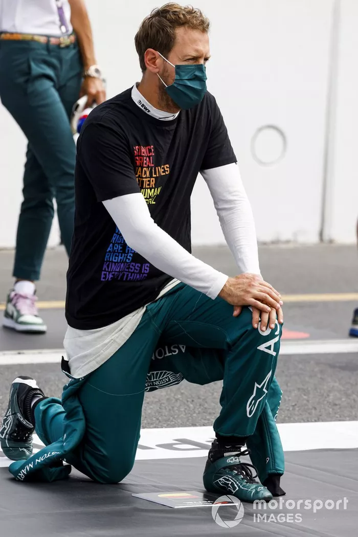 Sebastian Vettel, Aston Martin, 2ª posición, se arrodilla en apoyo de la campaña End Racism