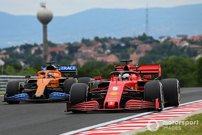 Sebastian Vettel, Ferrari SF1000, precede Carlos Sainz Jr., McLaren MCL35