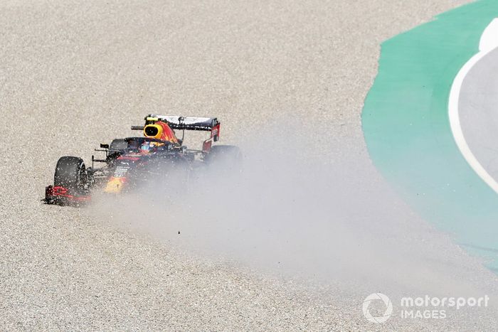 Alex Albon, Red Bull Racing RB16, hace un trompo y sale hacia la grava