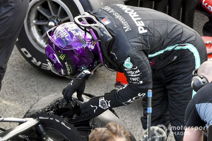 Ganador Lewis Hamilton, Mercedes-AMG F1, revisa su neumático pinchado en Parc Ferme