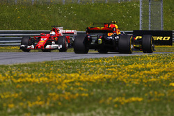 Sebastian Vettel, Ferrari SF70H, spini , Max Verstappen, Red Bull Racing RB13