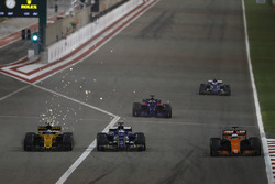 Fernando Alonso, McLaren MCL32, devant Marcus Ericsson, Sauber C36, et Jolyon Palmer, Renault Sport F1 Team RS17