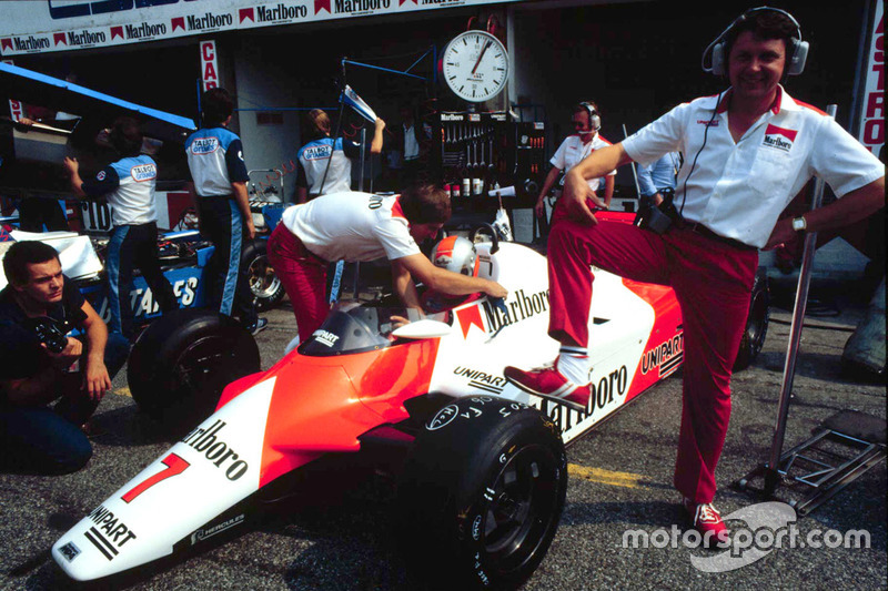 Diseñador jefe de McLaren John Barnard con el Ford de McLaren MP4/1B