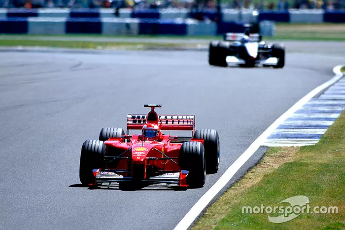 Irvine trekt daarna een gaatje naar Coulthard: