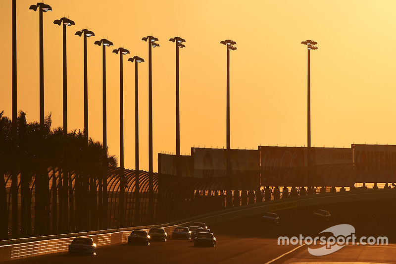 Renn-Action bei Sonnenuntergang in Homestead