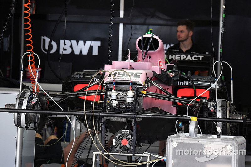 Sahara Force India F1 VJM10 en el garaje