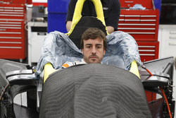 Fernando Alonso haciéndose el asiento