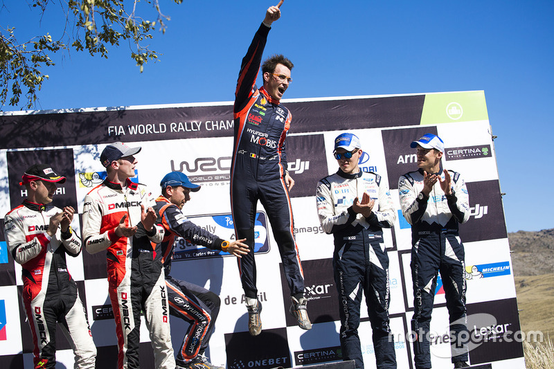 I vincitori Thierry Neuville, Nicolas Gilsoul, Hyundai Motorsport, al secondo posto Elfyn Evans, Dan