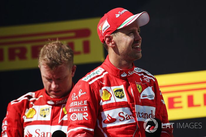 Podio: ganador de la carrera Sebastian Vettel, Ferrari y el segundo lugar Kimi Raikkonen, Ferrari