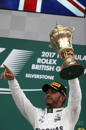 Podio: Ganador de la carrera Lewis Hamilton, Mercedes AMG F1