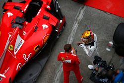 Ganador Lewis Hamilton, Mercedes AMG, felicita a Sebastian Vettel, Ferrari, en parc ferme