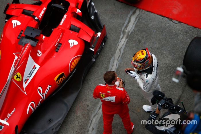 Ganador Lewis Hamilton, Mercedes AMG, felicita a Sebastian Vettel, Ferrari, en parc ferme