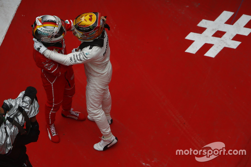 Lewis Hamilton, Mercedes AMG; Sebastian Vettel, Ferrari,  feiern im Parc Ferme