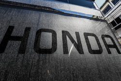 Лого Honda на транспортерах McLaren