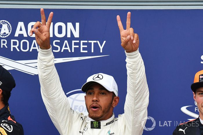 Ganador de la pole Lewis Hamilton, Mercedes AMG F1 celebra en parc ferme