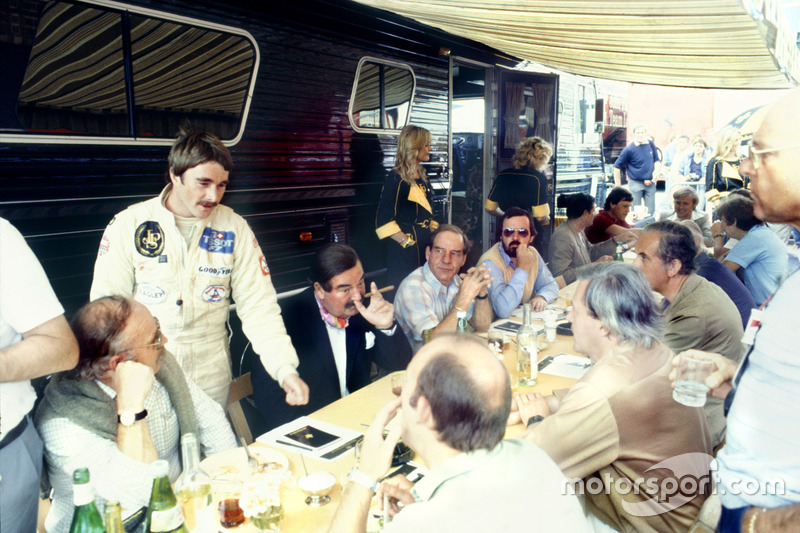 Nigel Mansell, Lotus 91-Ford, praat met de pers: Nigel Roebuck, Murray Walker, John Blunsden, Mauric