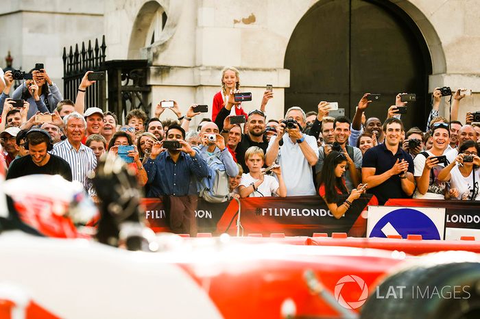 Jenson Button, McLaren, da un paseo de pasajero a Naomi Campbell en el coche de 2 plazas