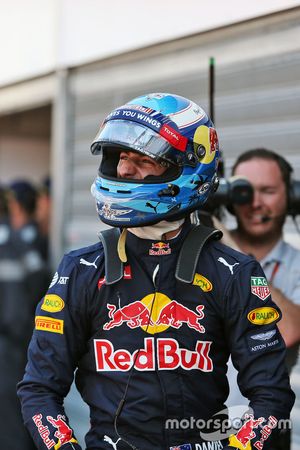 Daniel Ricciardo, Red Bull Racing celebra su posición del pole en parc ferme