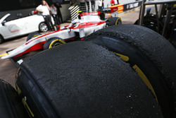 Pirelli-Reifen in der Boxengasse
