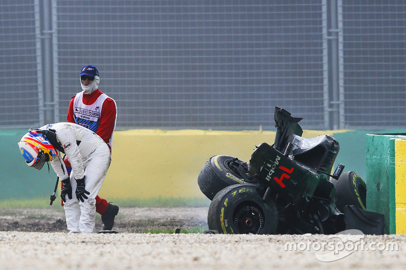 Fernando Alonso, McLaren MP4-31 kruipt uit de wagen na zijn zware crash